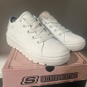 Skechers women’s shoes 9.5 new